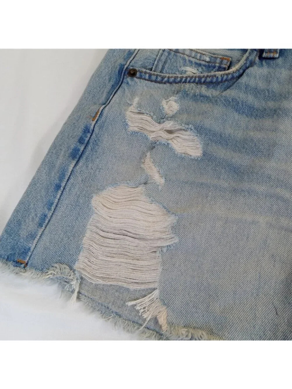 Universal Thread Women's Size 4 90s Baggy Distressed Denim Shorts Light Wash NWT